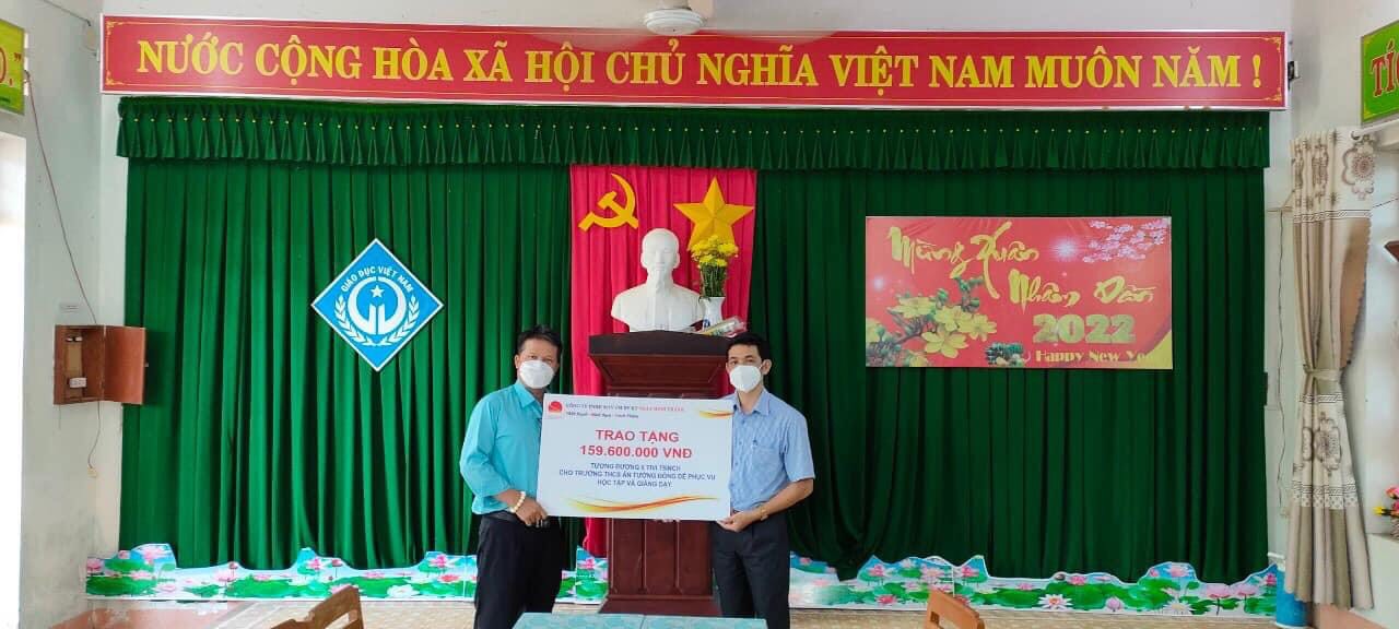 TRAO QUÀ “KẾT NỐI TRI THỨC – CHẤP CÁNH ƯỚC MƠ”