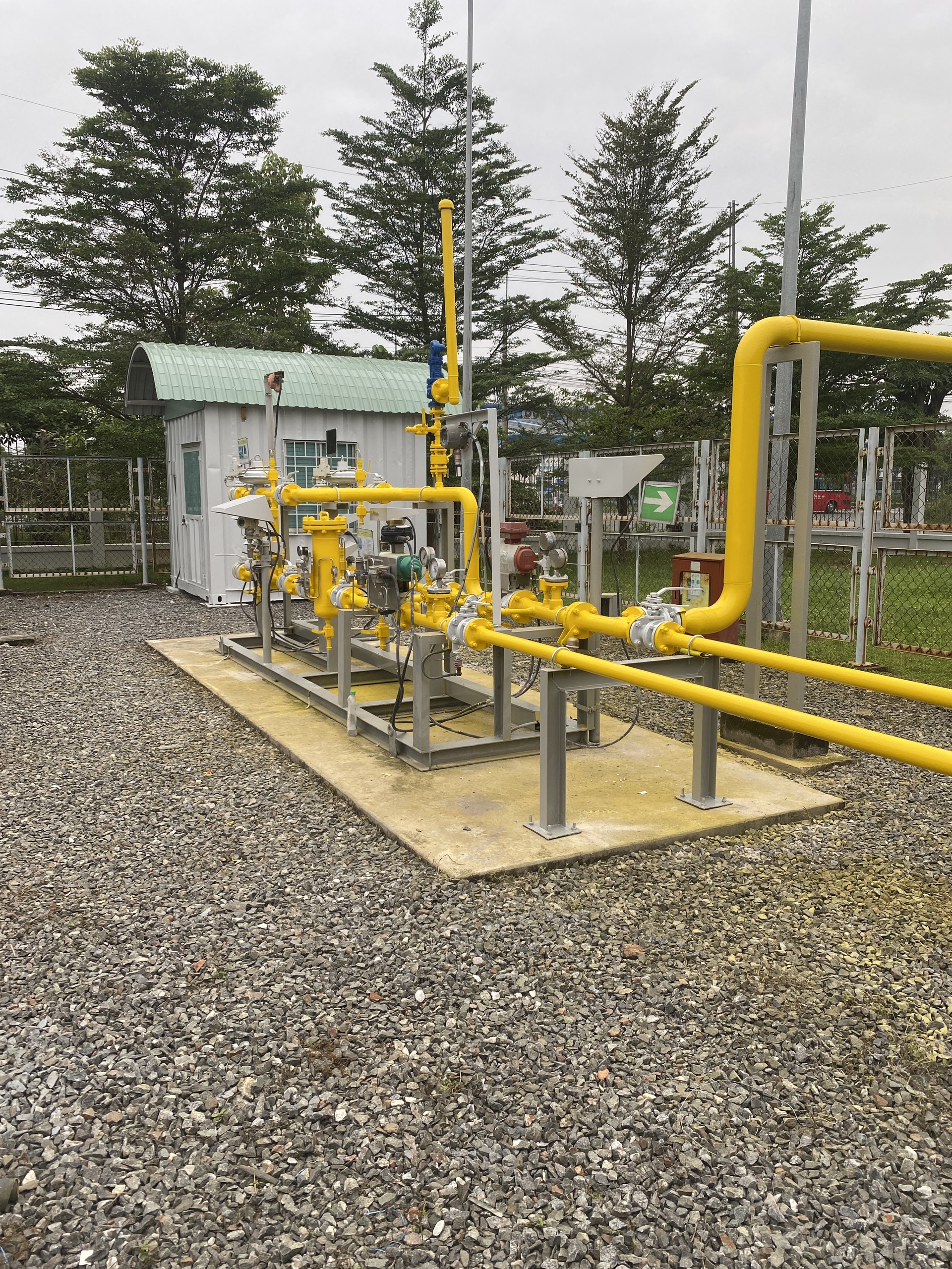 XỬ LÝ RỈ SÉT, SƠN SỬA TRẠM BÌNH KHÍ, TÔN PHƯƠNG NAM, YKK