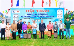 Trao quà cho bà con. Ảnh BTC