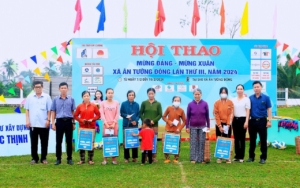 Trao quà cho bà con. Ảnh BTC