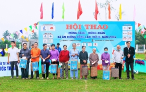 Trao quà cho bà con. Ảnh BTC