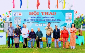 Trao quà cho bà con. Ảnh BTC