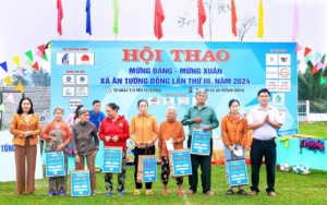 Trao quà cho bà con. Ảnh BTC